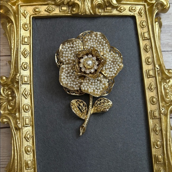 1950s vintage Oversized Coro flower brooch gold filigree petals with faux pearls - Picture 2 of 8